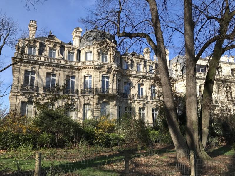Vendre un bien d’exception hors marché : l’efficacité du réseau de partenaires qualifiés de Guépard Immobilier au Parc Monceau