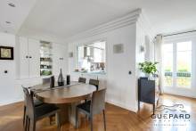 Appartement traversant 133 m² avec balcon filant, charme de l'ancien à vendre Parc Monceau Paris 8 - Immobilier prestige quartier calme proche Courcelles et Villiers