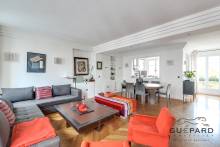 Appartement traversant 133 m² avec balcon filant, charme de l'ancien à vendre Parc Monceau Paris 8 - Immobilier prestige quartier calme proche Courcelles et Villiers