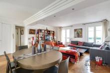 Appartement traversant 133 m² avec balcon filant, charme de l'ancien à vendre Parc Monceau Paris 8 - Immobilier prestige quartier calme proche Courcelles et Villiers